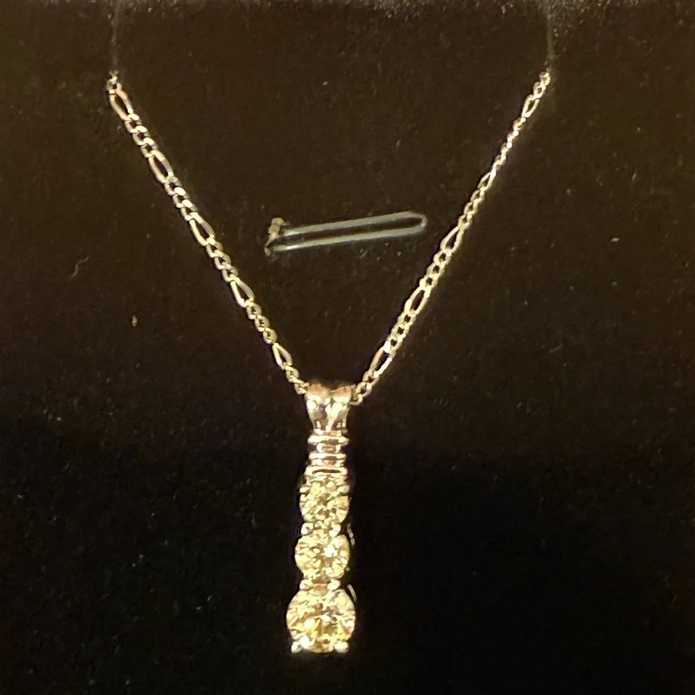 Elegant White Gold and 1ctw of Natural Diamond Pendant Necklace - Picture 6 of 10